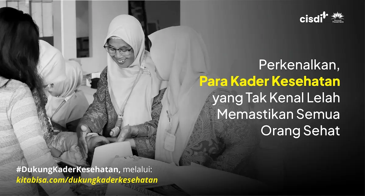 Seorang kader kesehatan sedang mengukur tinggi badan bayi dengan hati-hati. Foto ini menyoroti dedikasi kader kesehatan dalam memastikan kesehatan masyarakat. Dan melalui foto ini, CISDI mengajak masyarakat untuk mendukung kader kesehatan melalui platform kitabisa.com/dukungkaderkesehatan